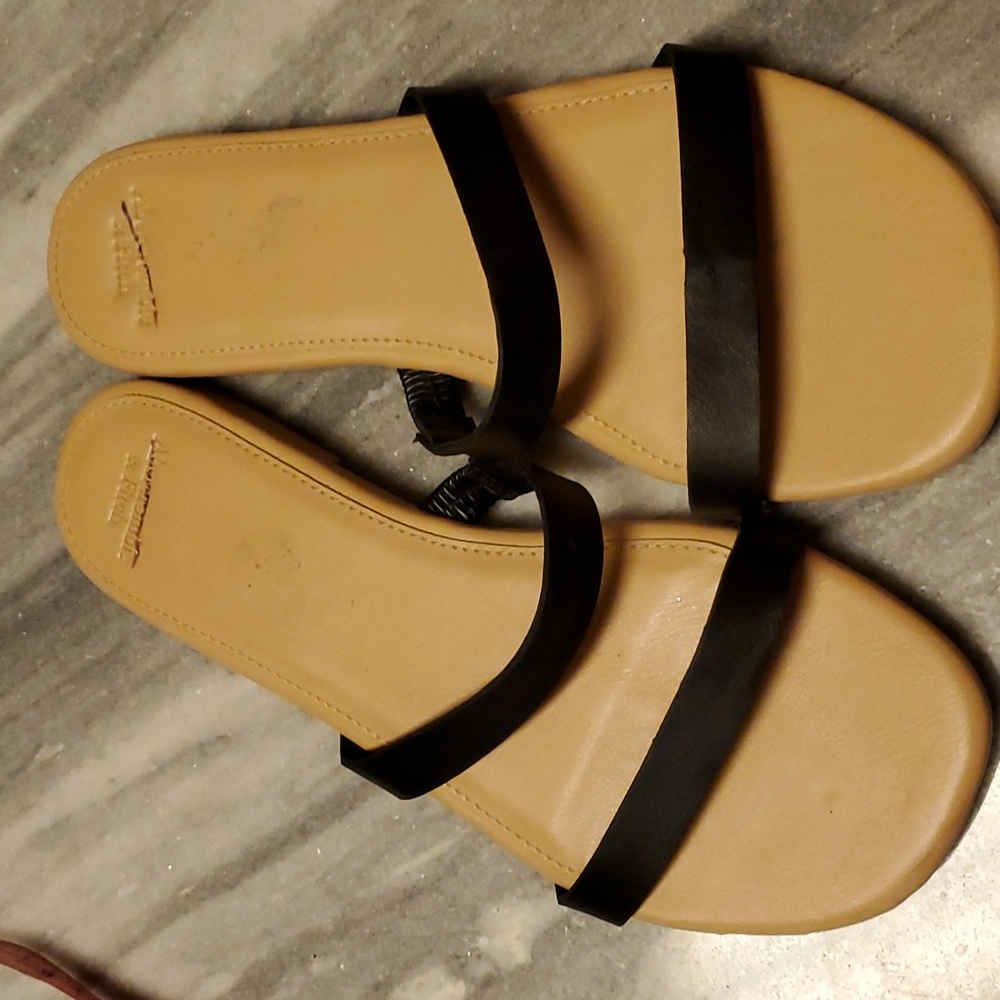 Abercrombie Fitch black scrappy flat size 7.5